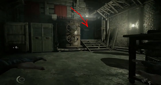 Там и будет закрытая дверь с проходом рядом с лестницей с помощью которого можно пробраться в комнату с сейфом